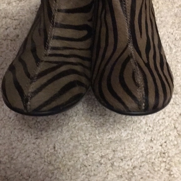 Aerosoles Zebra Bootie w heel and zipper - Picture 3 of 6